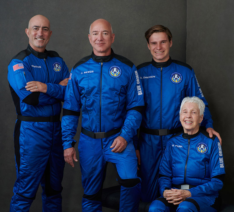 Джефф Безос успешно совершил полет в космос на корабле своей компании Blue Origin